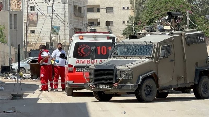 إصابة فردين من طواقم الإسعاف في جنين برصاص الاحتلال