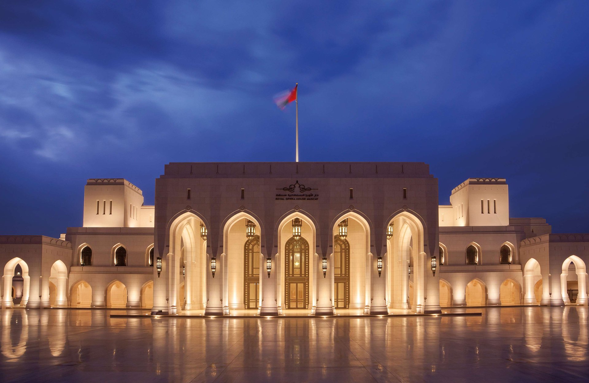 أمير قطر يزور دار الأوبرا السلطانية مسقط