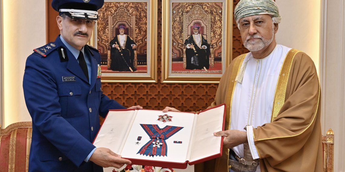 جلالة السلطان ينعم بوسام عُمان العسكري من الدرجة الثانية على قائد القوات الجوية السعودية
