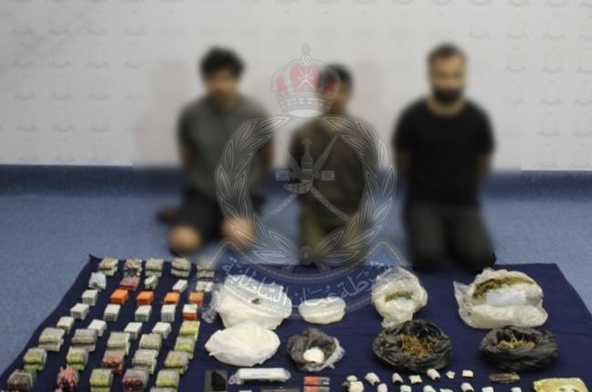 ضبط كمية من المخدرات والمؤثرات العقلية بحوزة 3 وافدين آسيويين في بوشر ضبط كمية من المخدرات والمؤثرات العقلية بحوزة 3 وافدين آسيويين في بوشر