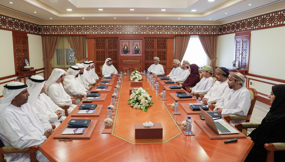 وفد من حكومة الشارقة يطّلع على منظومة إدارة الانتخابات بوزارة الداخلية