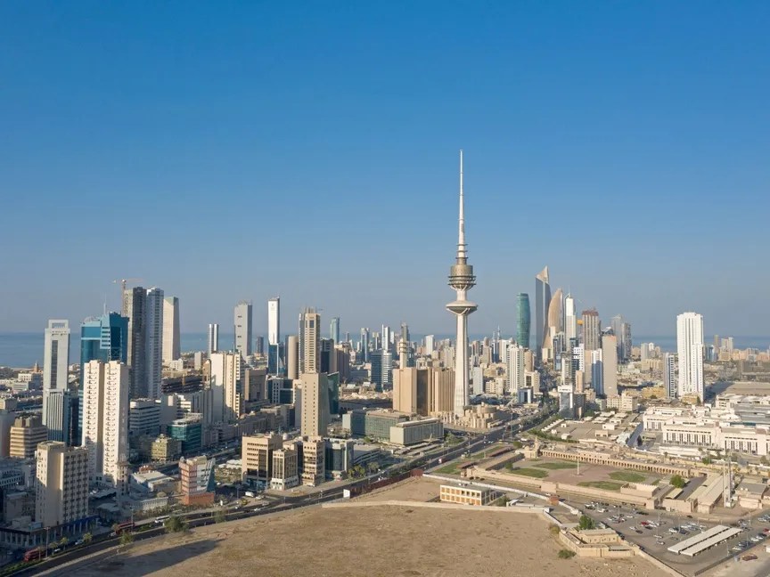 الكويت تنعى ضابطين من أمن الحدود.. وتعلن السيطرة على حريق بخزانات وقود المطار