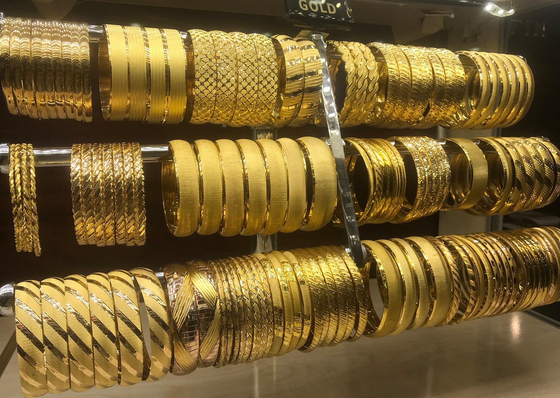 الذهب يتجه لخسارة أسبوعية ثانية وسط صعود أسعار النفط وتصعيد التوترات الإيرانية