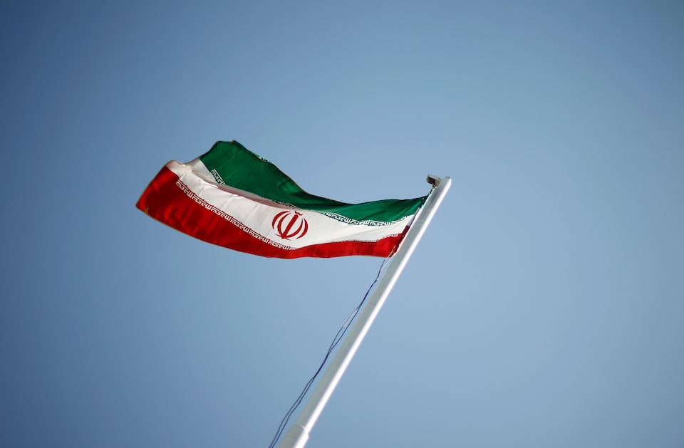 إيران تعتقل 10 أجانب بتهمة التجسس إيران تعتقل 10 أجانب بتهمة التجسس