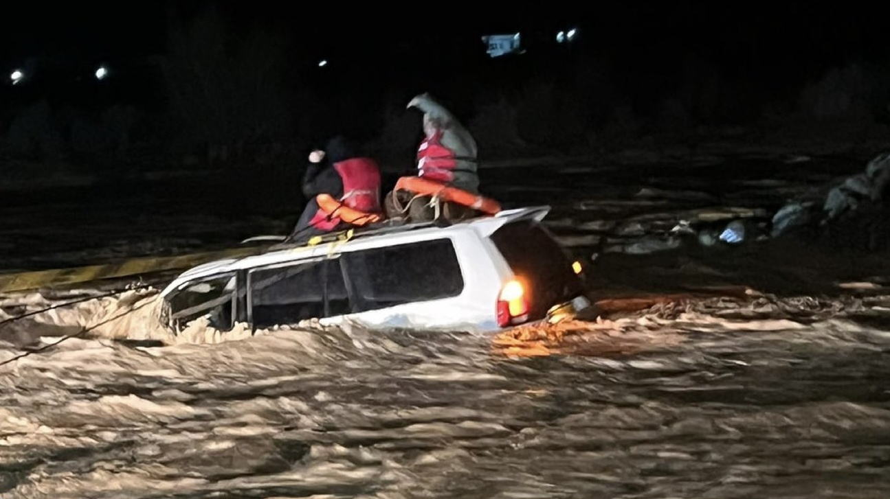 طيران الشرطة ينقذ عائلة بعد انجراف مركبتهما في وادي السويق