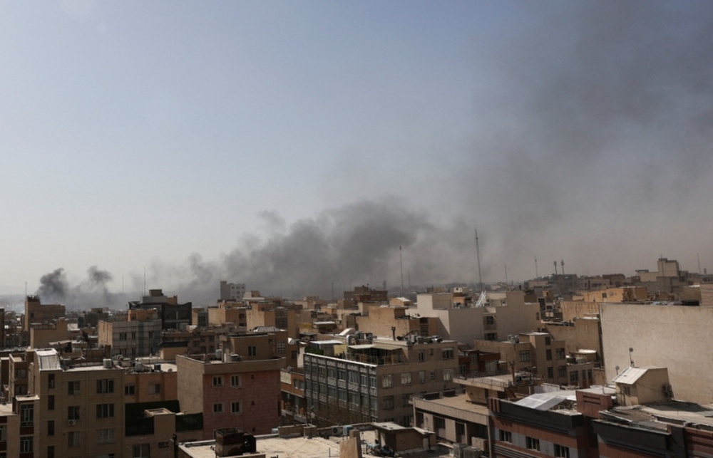 إيران تشكل مجلس قيادة مؤقتاً وتستهدف مقر قيادة الجيش الإسرائيلي