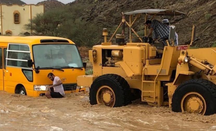عمليات بحث وإنقاذ إثر انجراف مركبات بوادي المعاول بجنوب الباطنة عمليات بحث وإنقاذ إثر انجراف مركبات بوادي المعاول بجنوب الباطنة
