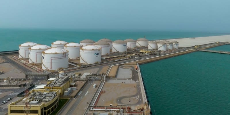 قطر والإمارات تدينان الهجوم على ميناء صلالة وتعبران عن تضامنهما الكامل قطر والإمارات تدينان الهجوم على ميناء صلالة وتعبران عن تضامنهما الكامل