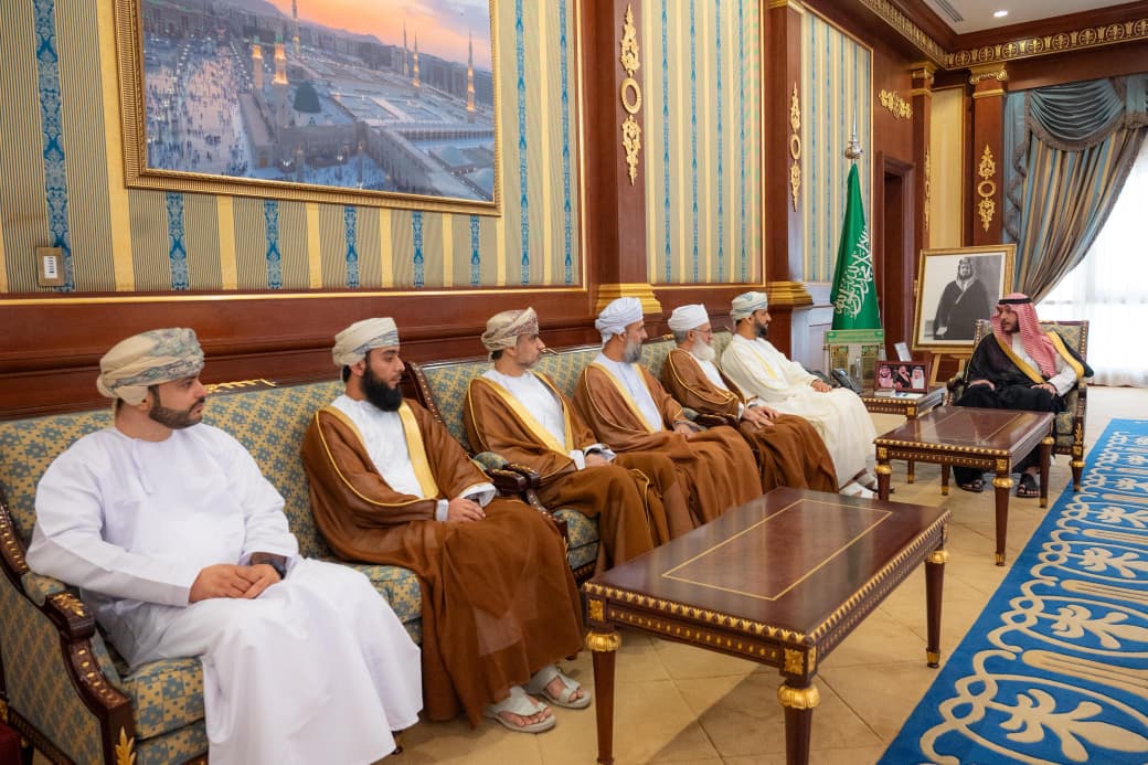 أمير المدينة المنورة يستقبل رئيس بعثة الحج العُمانية أمير المدينة المنورة يستقبل رئيس بعثة الحج العُمانية