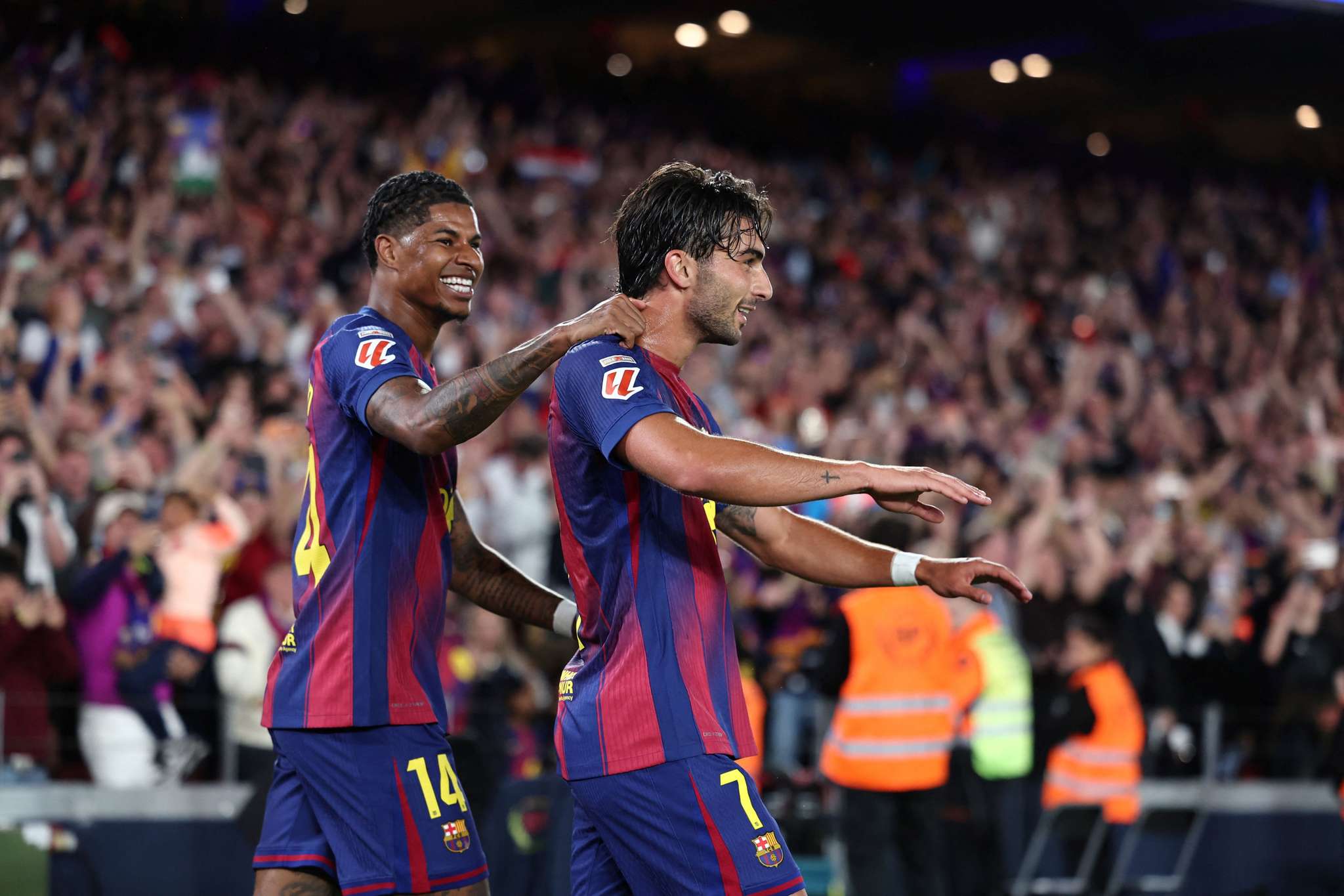 برشلونة يتوج بلقب الدوري الإسباني بثنائية تاريخية أمام ريال مدريد