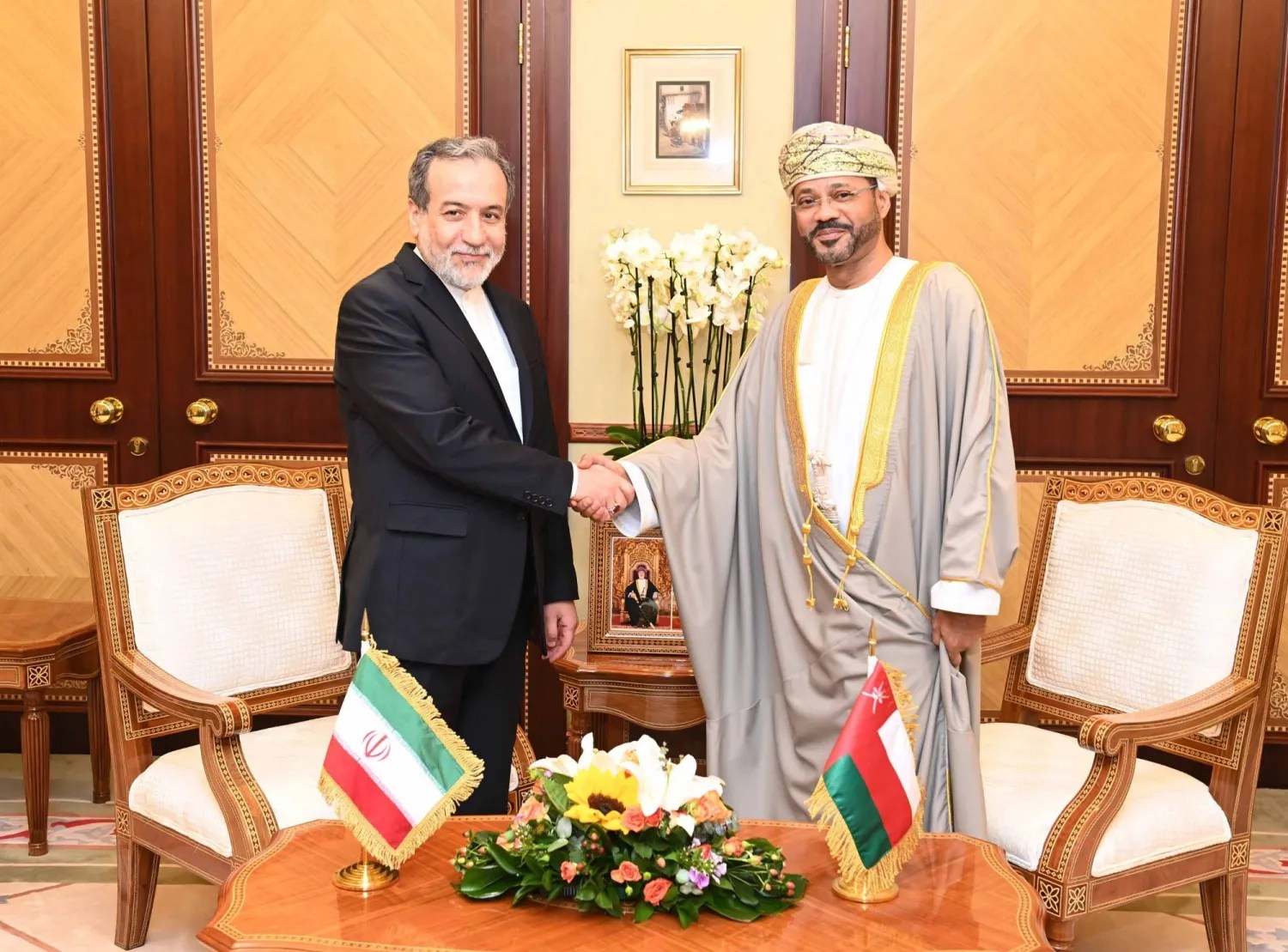 وزير الخارجية ونظيره الإيراني يؤكدان أهمية الحلول السلمية وحماية الملاحة في هرمز