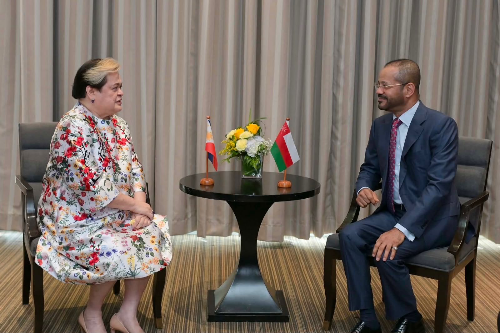 وزير الخارجية يبحث مع نظيرته الفلبينية في مانيلا سبل تعزيز الشراكة الثنائية وحرية الملاحة وزير الخارجية يبحث مع نظيرته الفلبينية في مانيلا سبل تعزيز الشراكة الثنائية وحرية الملاحة