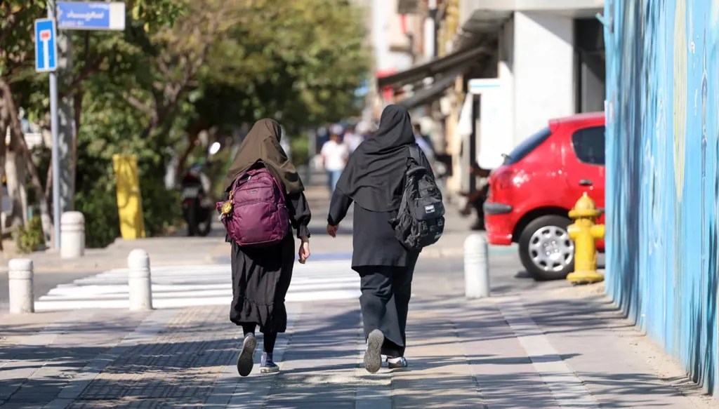 تلاميذ إيران يعودون إلى المدارس .. بعد إغلاقها مع بدء الحرب