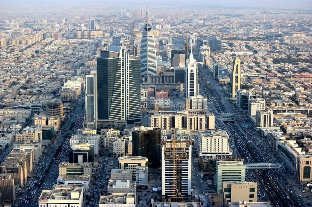 انفجارات في الرياض مع الاستعداد لإعادة تشغيل المطار الدولي انفجارات في الرياض مع الاستعداد لإعادة تشغيل المطار الدولي