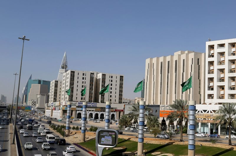 مدارس الرياض تعتمد التعليم عن بُعد عقب الهجوم على المطار