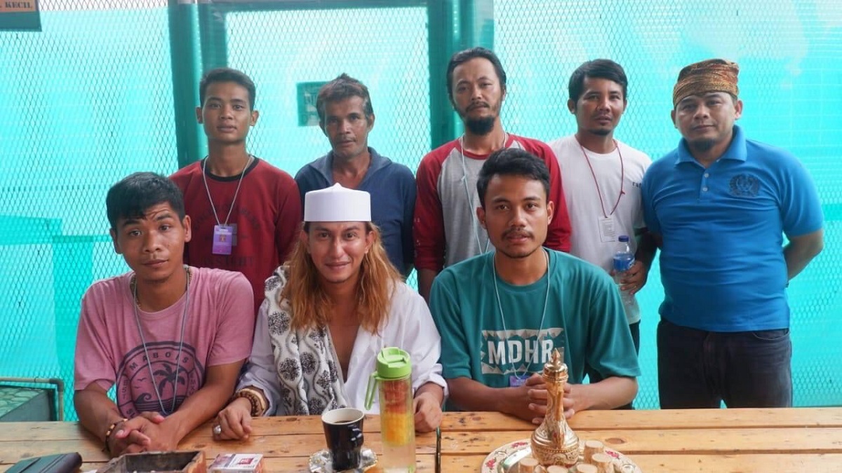 Bersekolah di smp kristen bethel membuat rizieq berkawan baik dengan gilbert lumoindong, yang saat ini menjadi pendeta. Pasca Bebas Dari Lp Gunung Sindur Habib Bahar Menyatakan Tetap Berjuang Dibawah Komando Habib Rizieq Sihab Wartamu Id