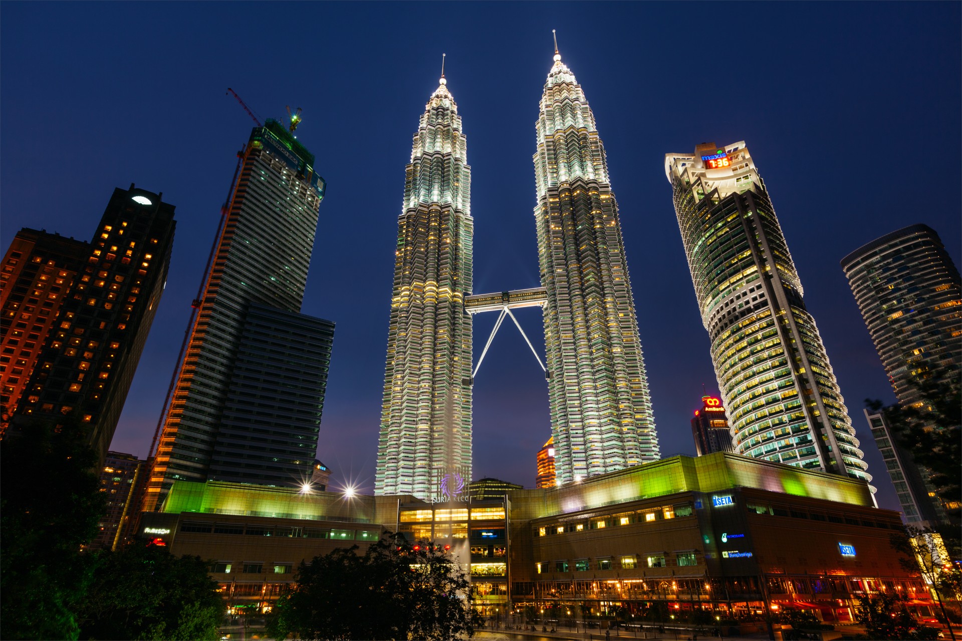È facile per una coppia lasciarsi assorbire dai propri impegni al punto da dimenticare di dirsi ti amo. Le Petronas Towers di Kuala Lumpur- We Build Value