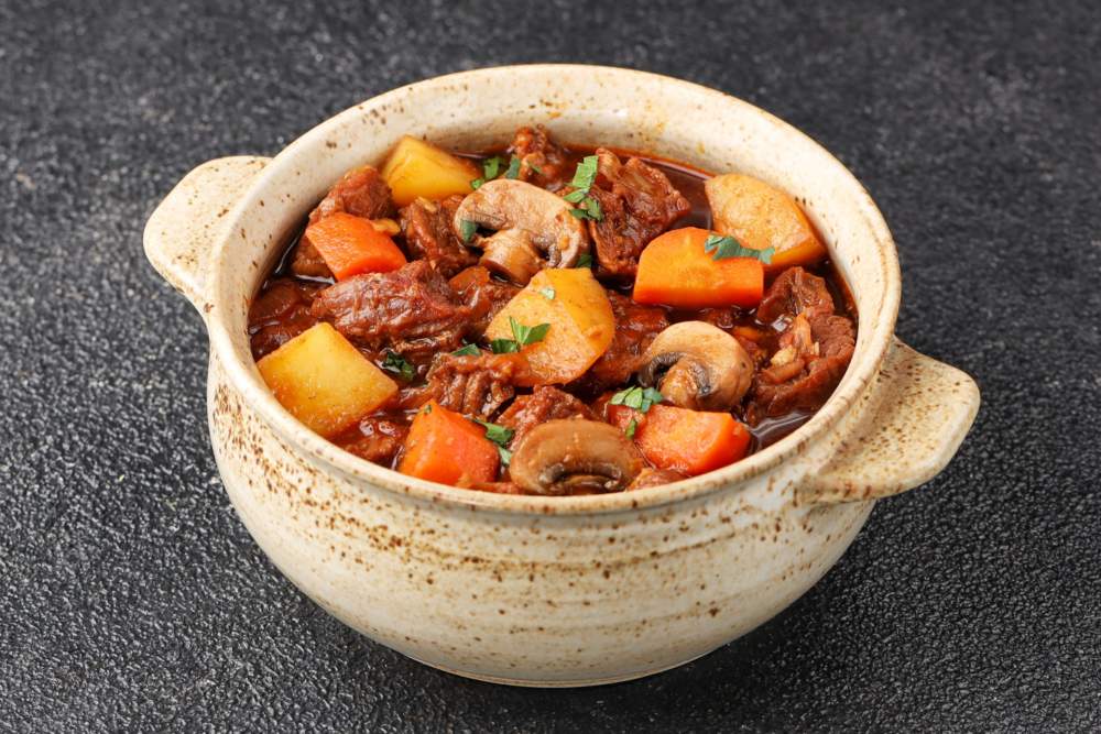Beef Bourguignon με καρότο, πατάτα και κολοκάσι Beef Bourguignon με καρότο, πατάτα και κολοκάσι