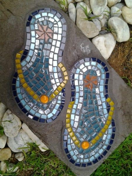 Garden furniture is a lot less functional than the stuff we have in our homes. 20 Beautiful Ideas With Garden Mosaics | Yard Surfer