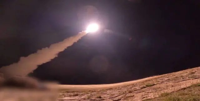 إعلام إسرائيلي: توقف الحركة الجوية في مطار بن غوريون وصفارات الإنذار تدوي في عدة مناطق