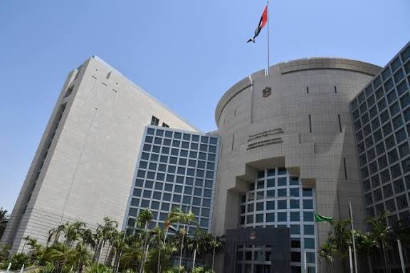 الإمارات ترد على البيان السعودي وتوضح ملابسات شحنة الأسلحة المستهدفة في ميناء المكلا