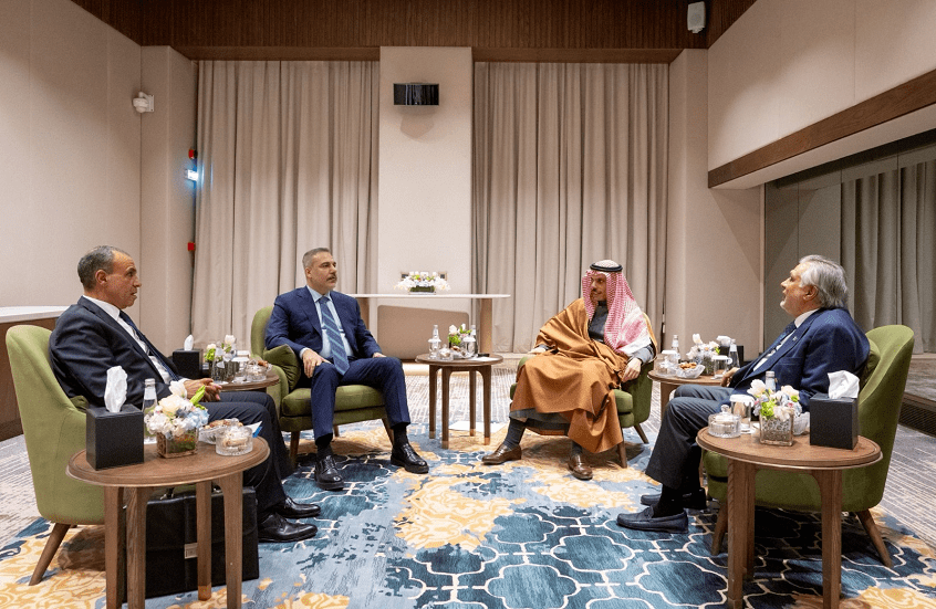 إسلام آباد تحتضن حراكاً رباعياً لخفض التصعيد الإقليمي ومباحثات باكستانية إيرانية لتعزيز التهدئة إسلام آباد تحتضن حراكاً رباعياً لخفض التصعيد الإقليمي ومباحثات باكستانية إيرانية لتعزيز التهدئة