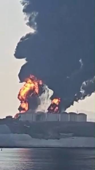 عمان.. دخان أسود يتصاعد من ميناء صلالة عقب هجوم بمسيرات