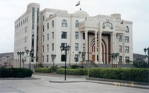 مثقفون يمنيون يطالبون النائب العام بصنعاء بتوفير الحماية الكاملة للمحامي حنين الصراري