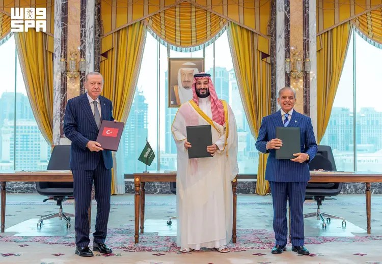 توقيع اتفاقية دفاع مشترك بين السعودية وتركيا وباكستان