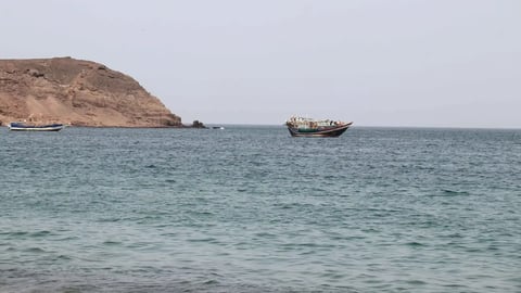 مصادر: زورق مفخخ يغرق سفينة شحن في البحر الأحمر