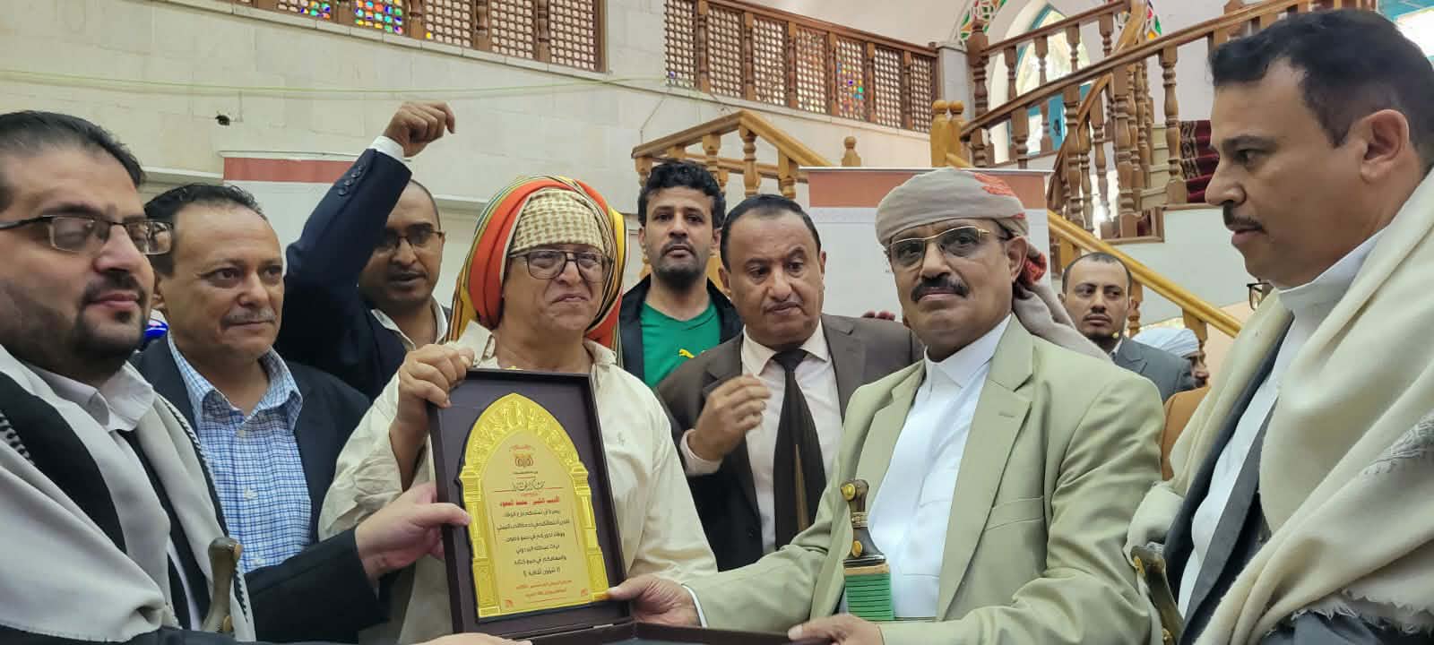 الفريق السامعي ووزارة الثقافة يكرمون الأديب محمد القعود في ختام مهرجان البردوني الأول