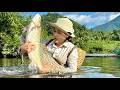Fishing skills-The girl uses traditional techniques to catch a giant fish in the endless deep stream
