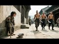 【武俠電影】日軍欺負乞丐小夥，不料小夥以一敵百，秒殺全場！