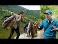 17-year-old single mother catches giant fish in the lake to sell at market. Cooking with the police