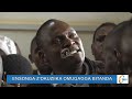 Obunkenke mu kkooti nga abantu balinze okumanya ensala y’Omulamuzi ku by’okuziika Omugagga Bitanda