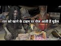 A witch comes to the hut of the Siddha saint of Chitrakoot every night during the meal.