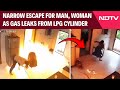 एलपीजी गैस विस्फोट | एलपीजी सिलेंडर से गैस लीक होने पर एक पुरुष और एक महिला बाल-बाल बचे