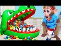 O Macaco Bon Bon  compra alegremente doces de arco íris e descobre supercarros coloridos