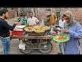 ALOO SAAG PARATHA IN PAKISTAN! STREET FOOD HEAVEN - SAAG PARATHA IN LAHORE