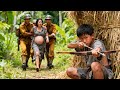 Japanese troops force a pregnant woman to guide them,but the hunter has set traps,annihilating them.