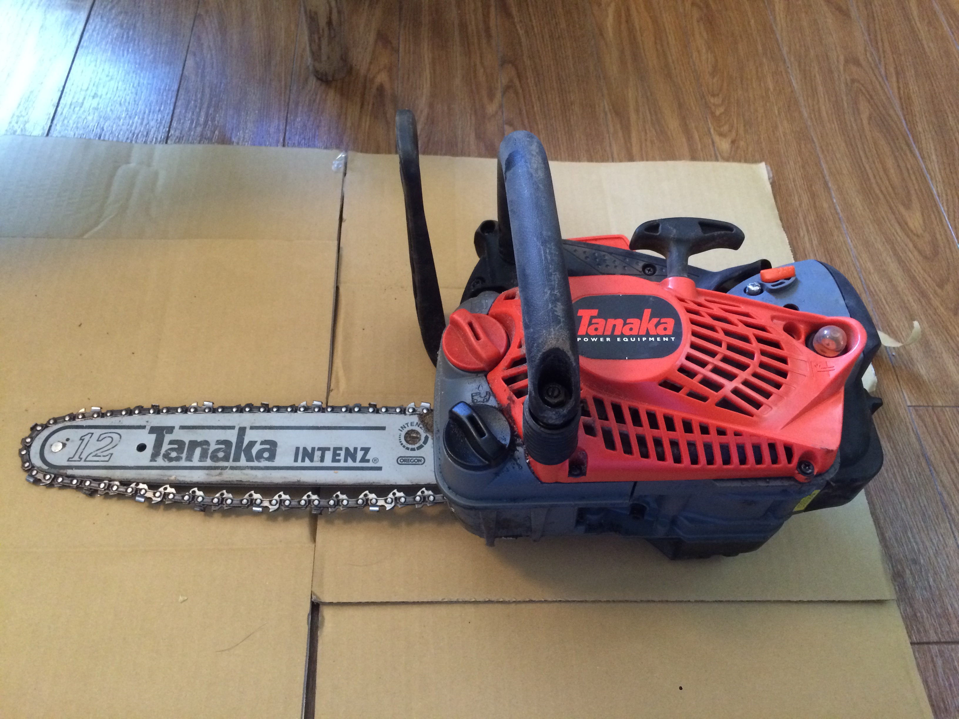 道具の手入れ〜チェーンソーのゴミ取り〜 価格明確！頼みやすい！庭師が世田谷区でお庭の手入れ 有樹造園